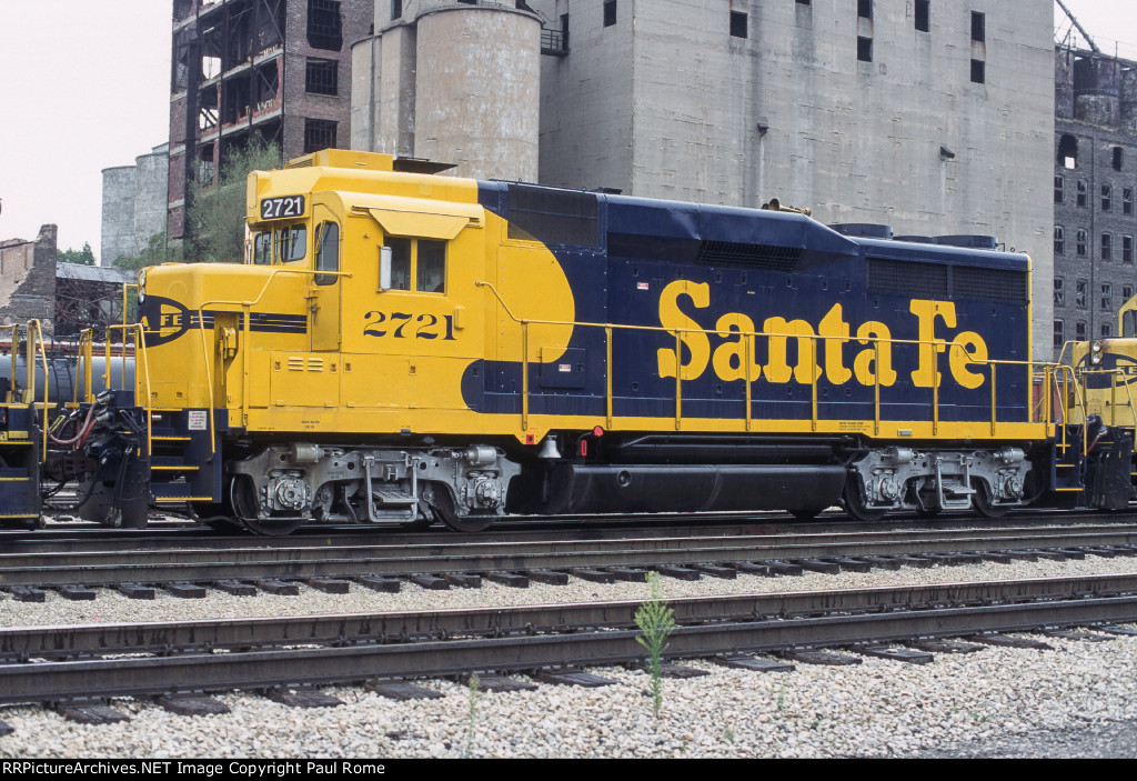 ATSF 2721, EMD GP30, Fresh Paint, seen here in consist at the IHBs Blue Island Yard